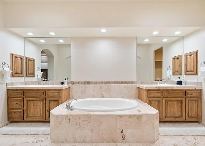 Holiday home Desert Pool/spa/pickleball/families *