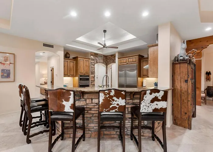 Desert Pool/spa/pickleball/families Holiday home