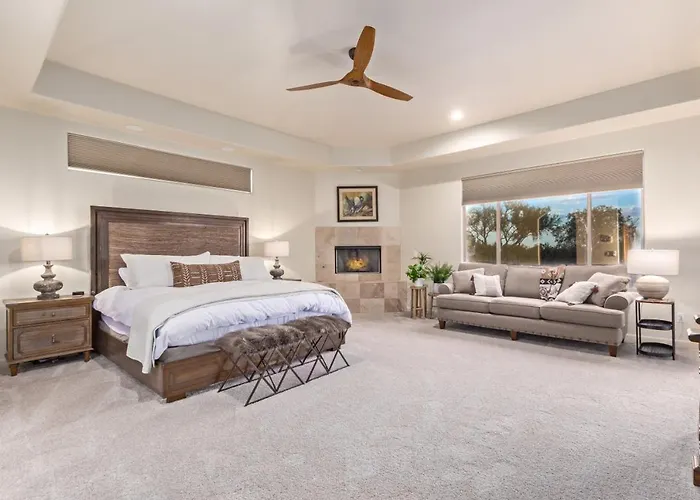 Desert Pool/spa/pickleball/families Holiday home *