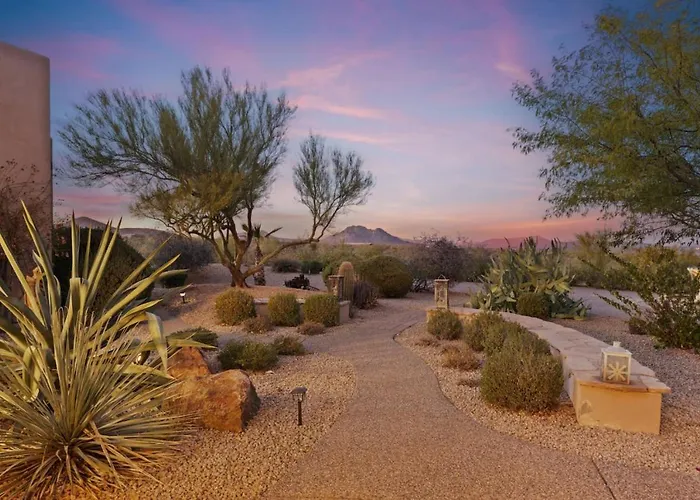 Desert Pool/spa/pickleball/families Holiday home *