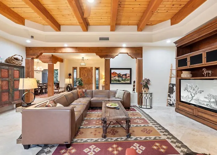 Desert Pool/spa/pickleball/families Holiday home