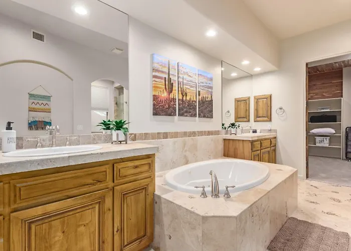 Desert Pool/spa/pickleball/families Holiday home