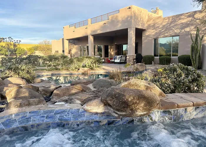Desert Pool/spa/pickleball/families Holiday home